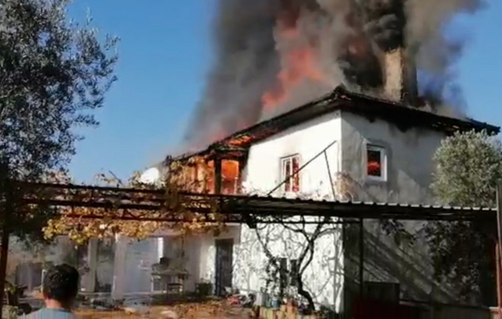 Tarlaya giden çiftin iki katlı evi alev alev yandı