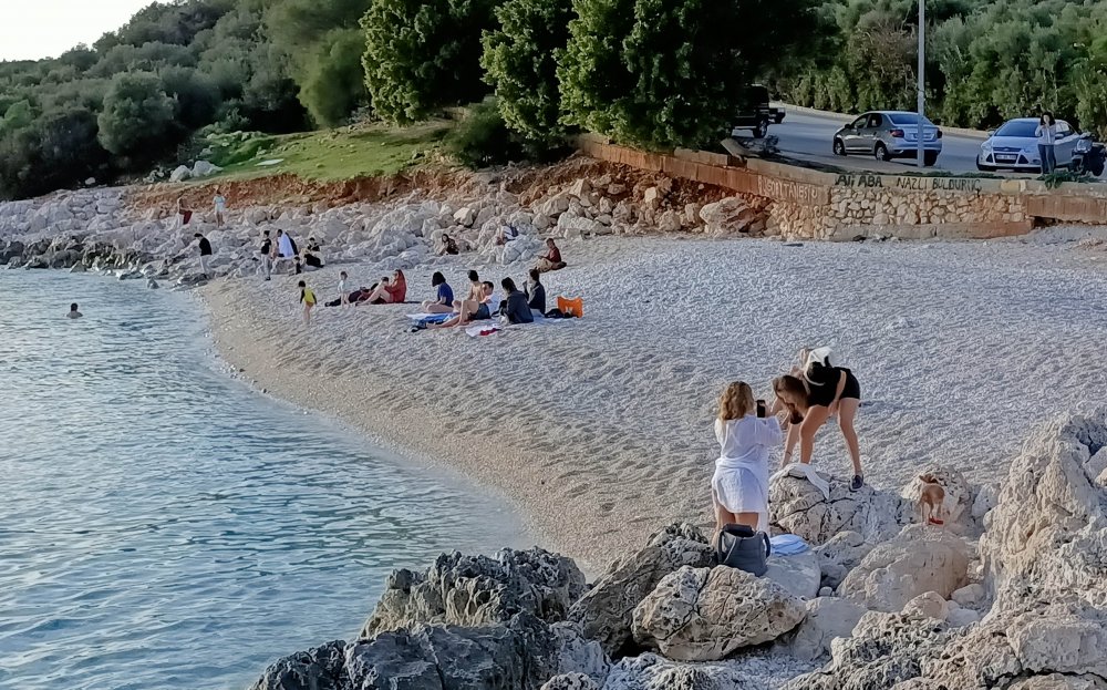Turistlerin kısıtlamada deniz keyfi