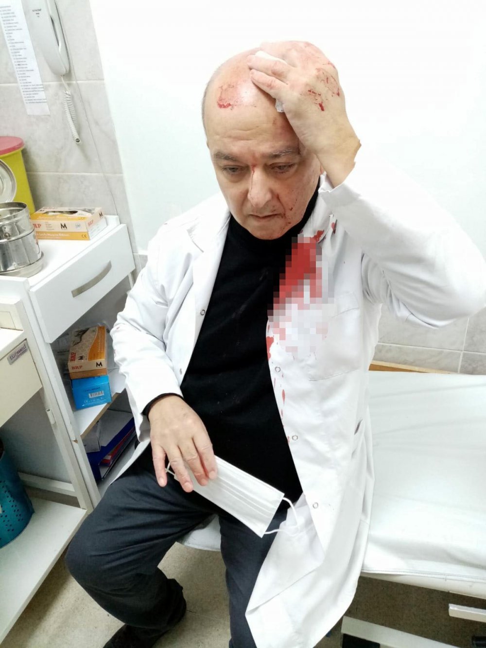 Yarılan kafasına meslektaşı oğlu tarafından 8 dikiş atılan Mutlugüleçler, şikayetçi oldu: Maske uyarısı yapan doktora taşlı saldırı