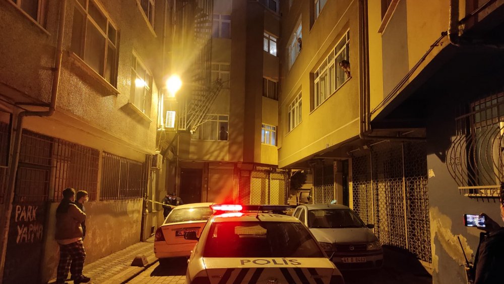 Zeytinburnu'nda 1,5 yaşındaki çocuk ikinci kattan aşağı düştü