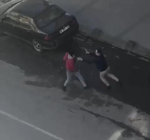 Arnavutköy'de bir garip kavga kamerada... Önce kavga ettiler, sonra sarılıp uzaklaştılar