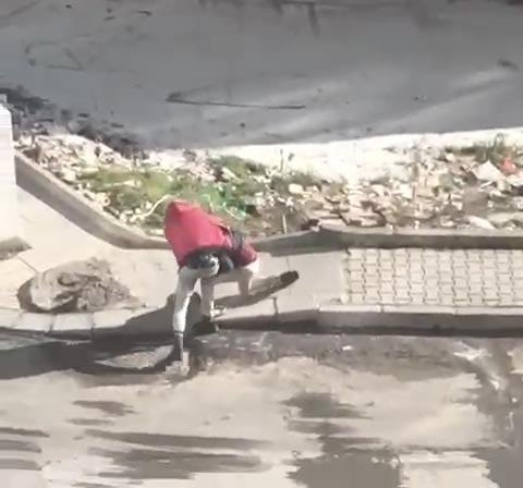 Arnavutköy'de bir garip kavga kamerada... Önce kavga ettiler, sonra sarılıp uzaklaştılar
