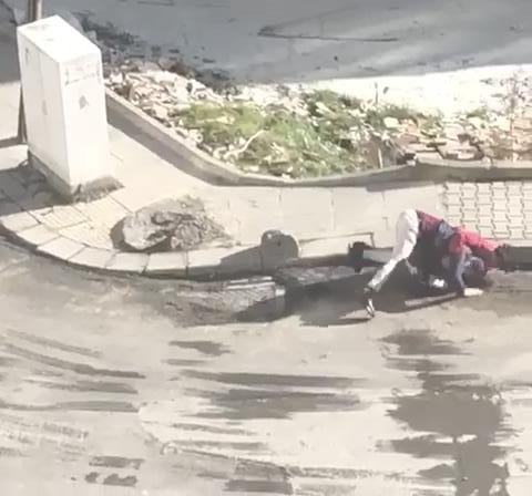 Arnavutköy'de bir garip kavga kamerada... Önce kavga ettiler, sonra sarılıp uzaklaştılar