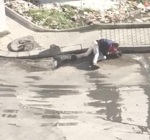 Arnavutköy'de bir garip kavga kamerada... Önce kavga ettiler, sonra sarılıp uzaklaştılar