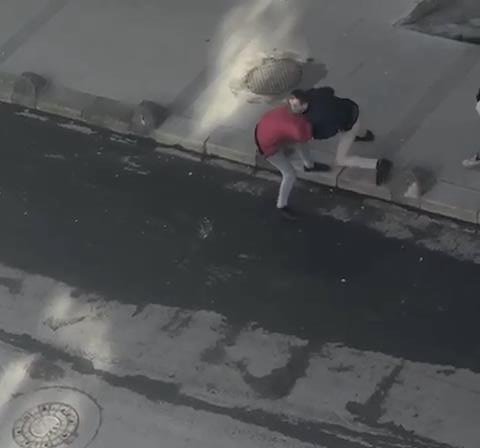 Arnavutköy'de bir garip kavga kamerada... Önce kavga ettiler, sonra sarılıp uzaklaştılar