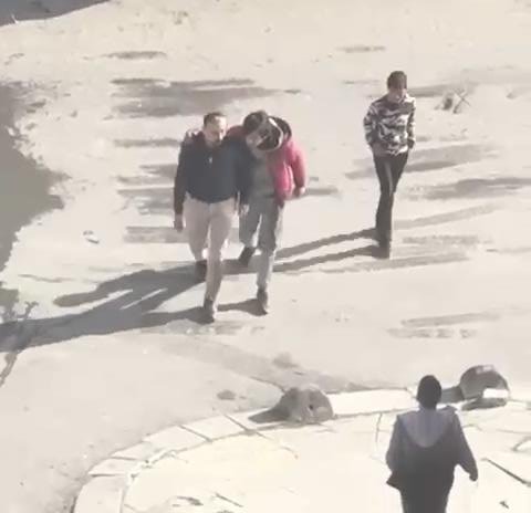 Arnavutköy'de bir garip kavga kamerada... Önce kavga ettiler, sonra sarılıp uzaklaştılar