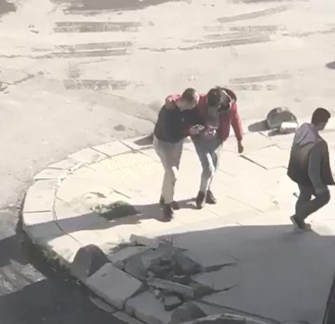 Arnavutköy'de bir garip kavga kamerada... Önce kavga ettiler, sonra sarılıp uzaklaştılar