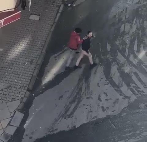 Arnavutköy'de bir garip kavga kamerada... Önce kavga ettiler, sonra sarılıp uzaklaştılar