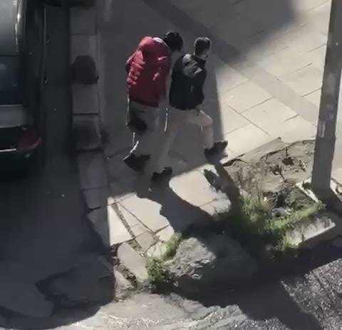 Arnavutköy'de bir garip kavga kamerada... Önce kavga ettiler, sonra sarılıp uzaklaştılar