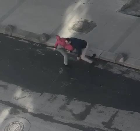 Arnavutköy'de bir garip kavga kamerada... Önce kavga ettiler, sonra sarılıp uzaklaştılar