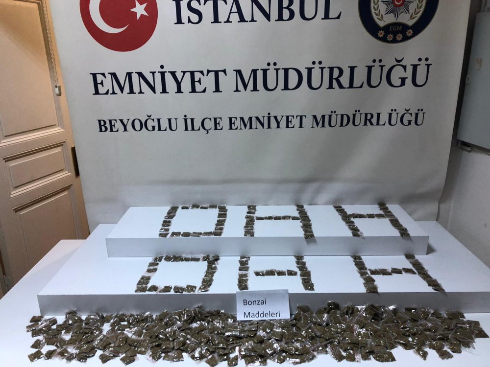 Beyoğlu'nda uyuşturucu operasyonu kamerada