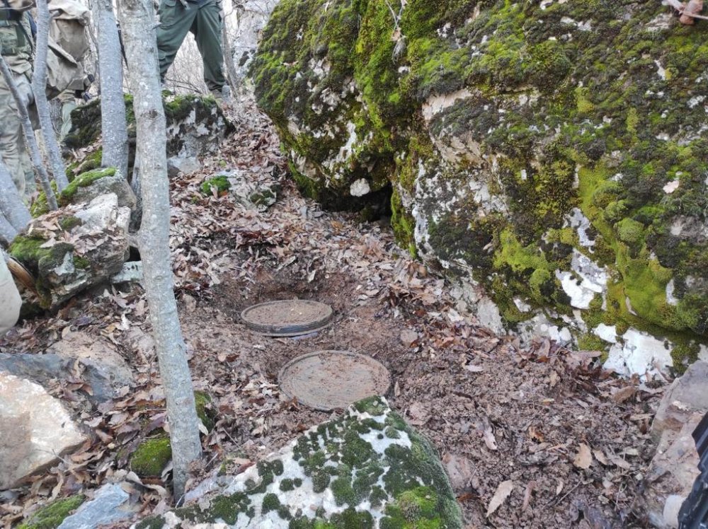 Bitlis'te PKK'lı teröristlerin kullandığı 10 sığınak imha edildi