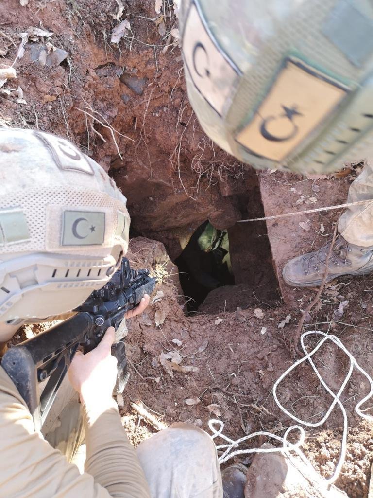 Bitlis'te PKK'lı teröristlerin kullandığı 10 sığınak imha edildi