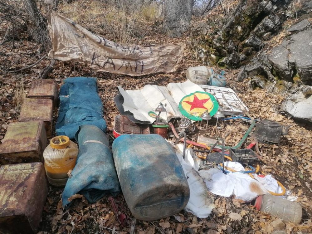 Bitlis'te PKK'lı teröristlerin kullandığı 10 sığınak imha edildi