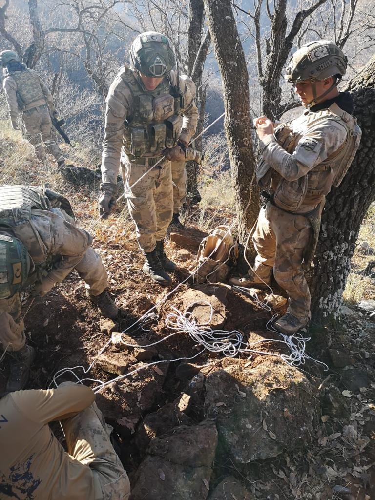 Bitlis'te PKK'lı teröristlerin kullandığı 10 sığınak imha edildi