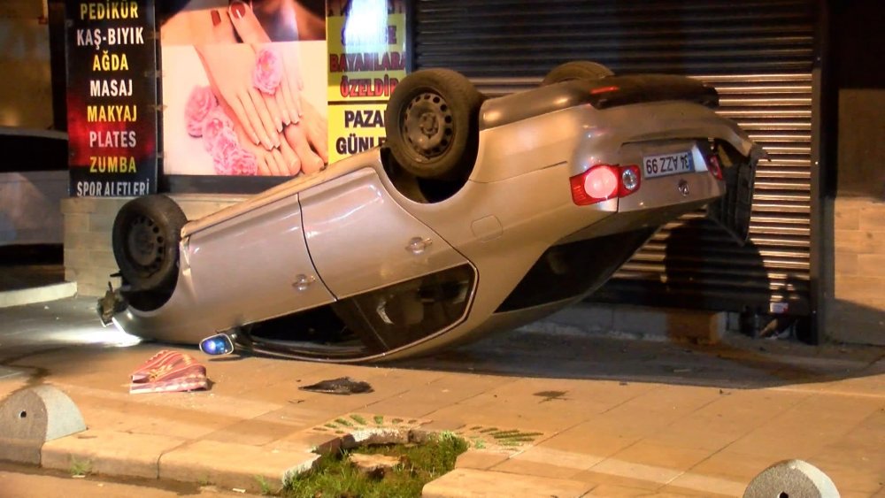 Boş yolda takla atan otomobilin sürücüsü kazayı burnu bile kanamadan atlattı&nbsp;