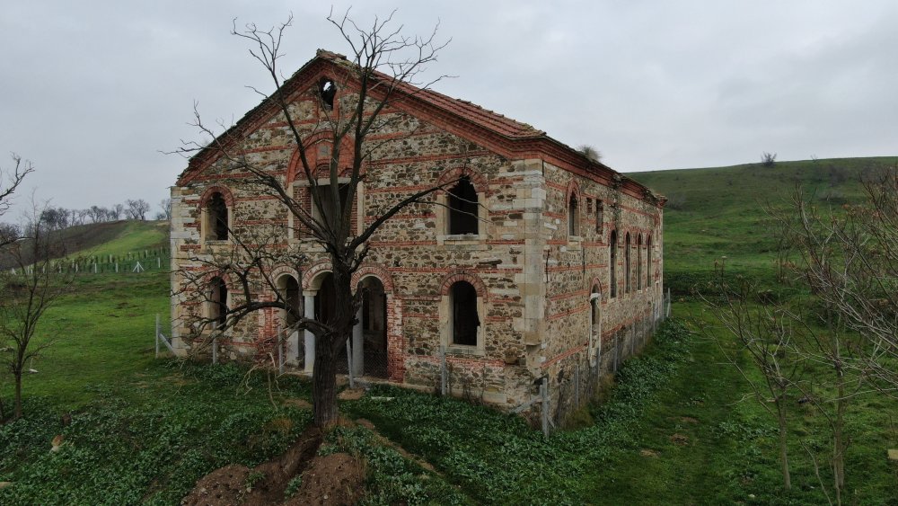 Defineciler tarihi kiliseyi talan etti...  Kazılmadık yer bırakmadılar