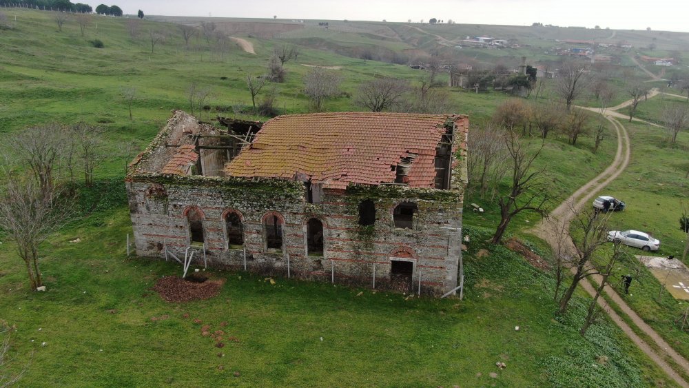 Defineciler tarihi kiliseyi talan etti...  Kazılmadık yer bırakmadılar