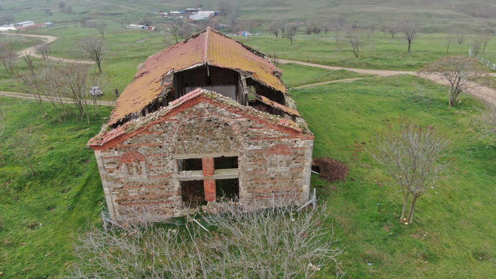 Defineciler tarihi kiliseyi talan etti...  Kazılmadık yer bırakmadılar