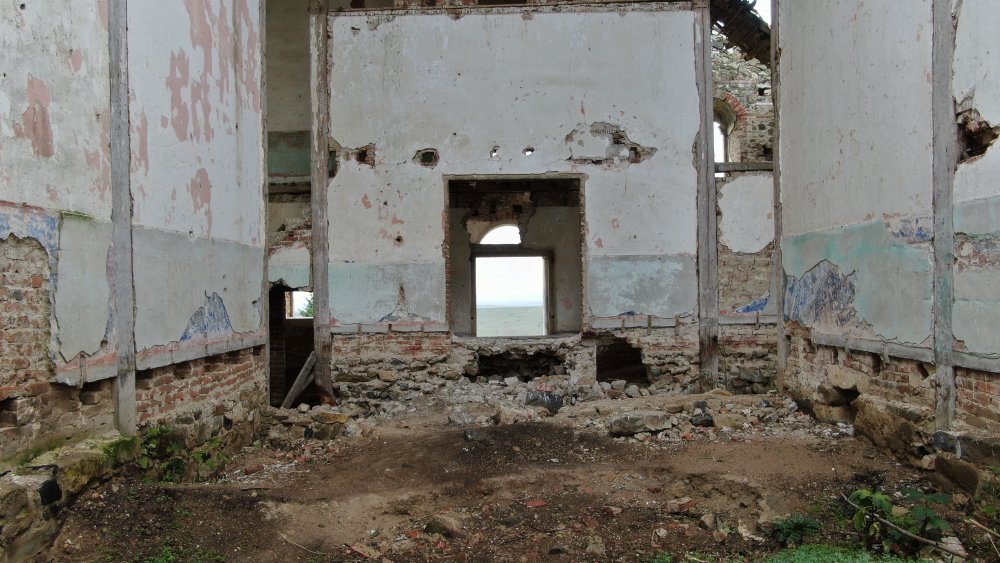 Defineciler tarihi kiliseyi talan etti...  Kazılmadık yer bırakmadılar