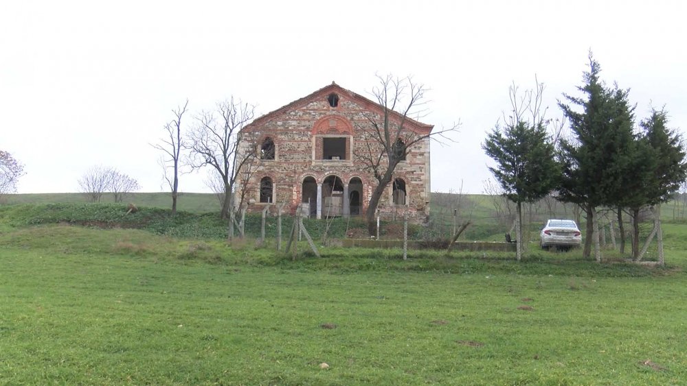 Defineciler tarihi kiliseyi talan etti...  Kazılmadık yer bırakmadılar
