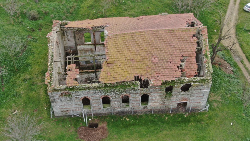 Defineciler tarihi kiliseyi talan etti...  Kazılmadık yer bırakmadılar