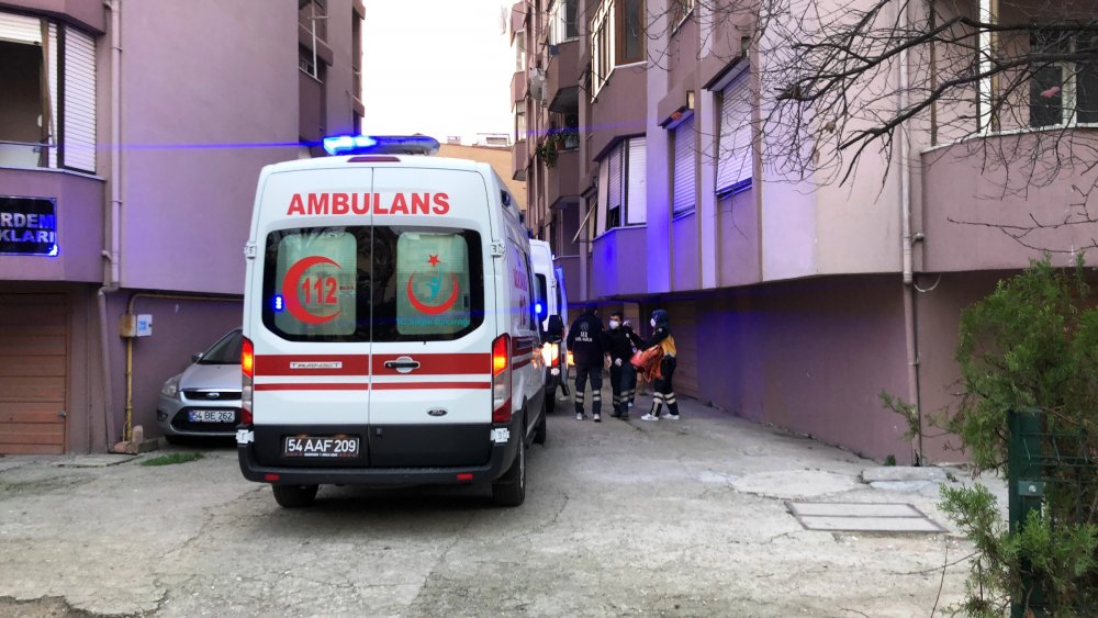Evde tartışan kardeşler birbirlerini bıçakladı 