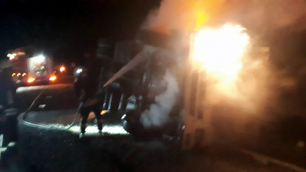 Geri dönüşüm malzemesi yüklü TIR devrildi, sürücü öldü