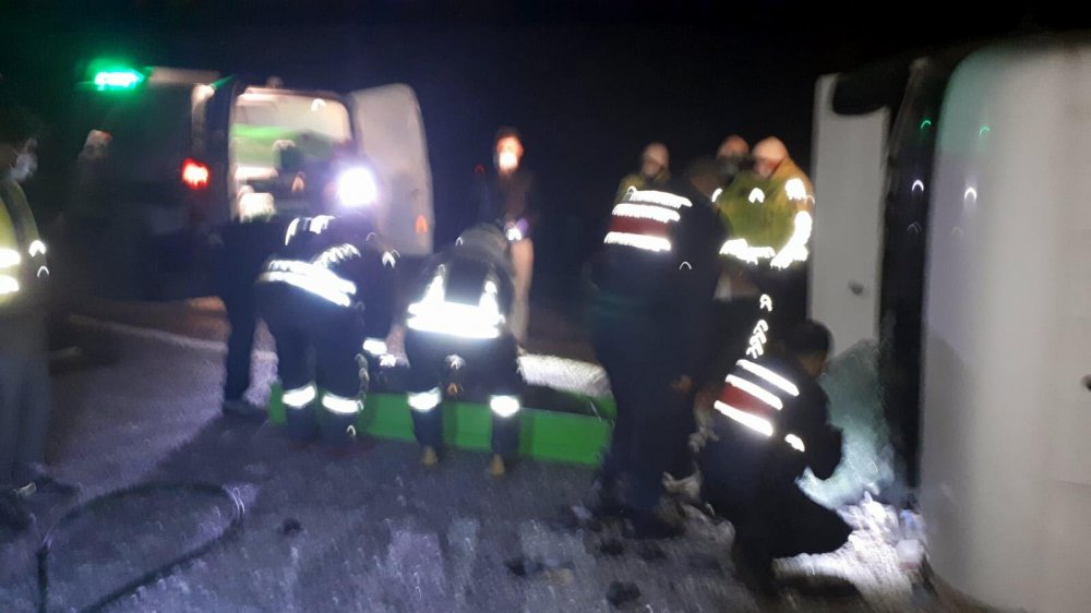 Geri dönüşüm malzemesi yüklü TIR devrildi, sürücü öldü