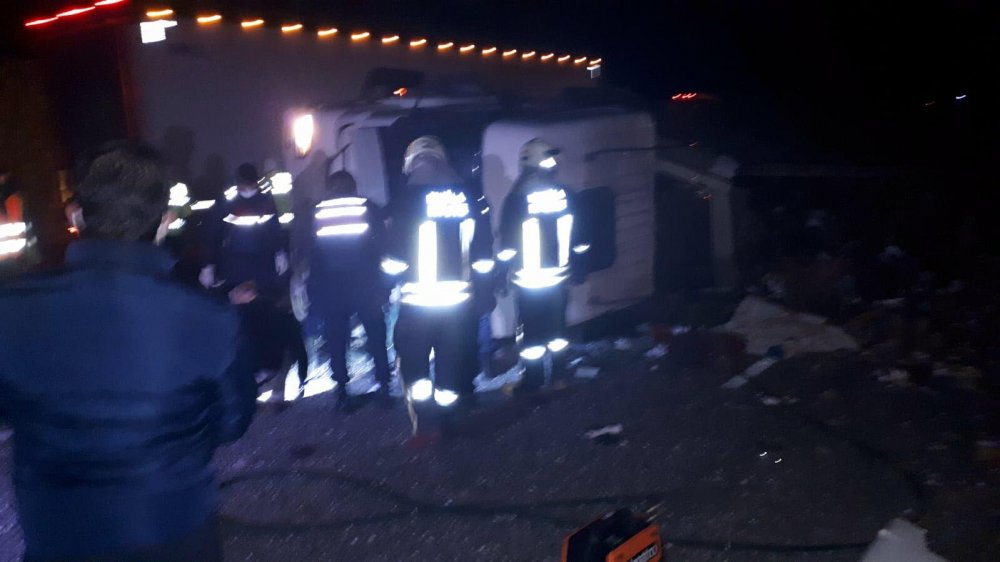Geri dönüşüm malzemesi yüklü TIR devrildi, sürücü öldü