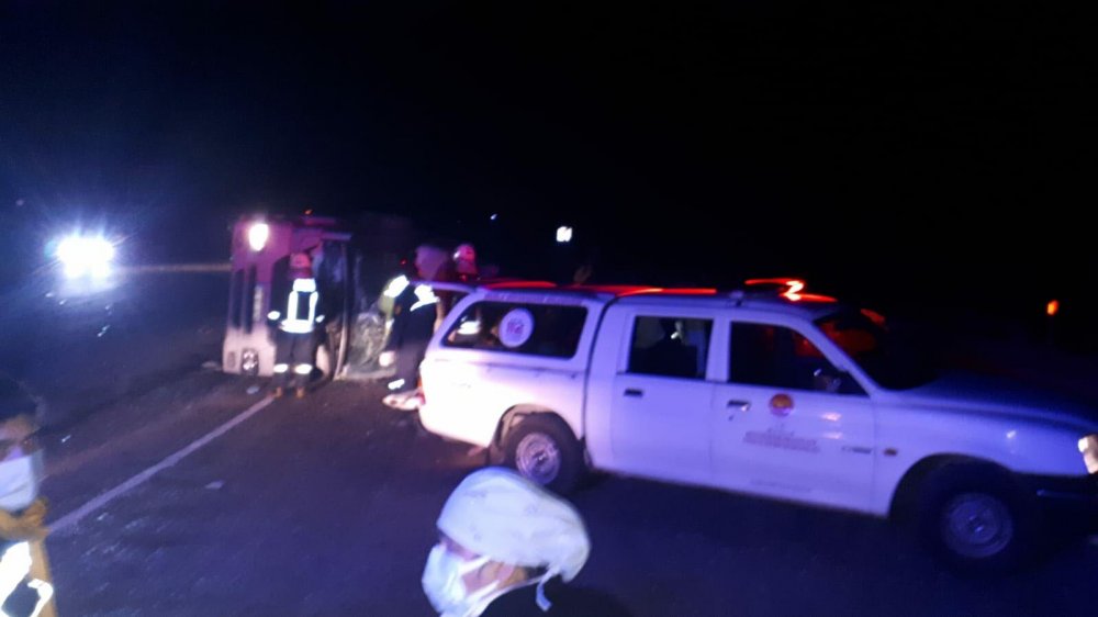 Geri dönüşüm malzemesi yüklü TIR devrildi, sürücü öldü