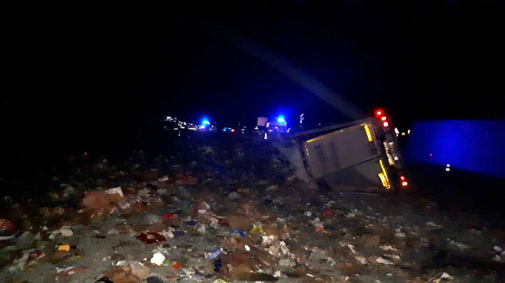 Geri dönüşüm malzemesi yüklü TIR devrildi, sürücü öldü