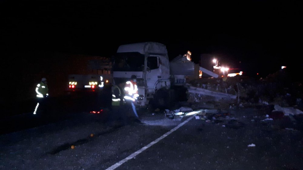 Geri dönüşüm malzemesi yüklü TIR devrildi, sürücü öldü
