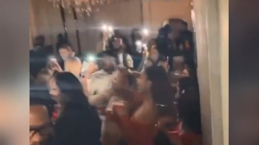 İngiltere’de koronavirüse yasaklarına rağmen yeni yıl partisi