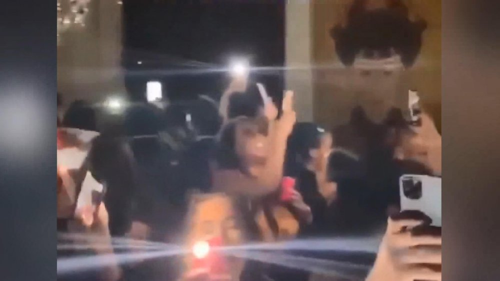 İngiltere’de koronavirüse yasaklarına rağmen yeni yıl partisi