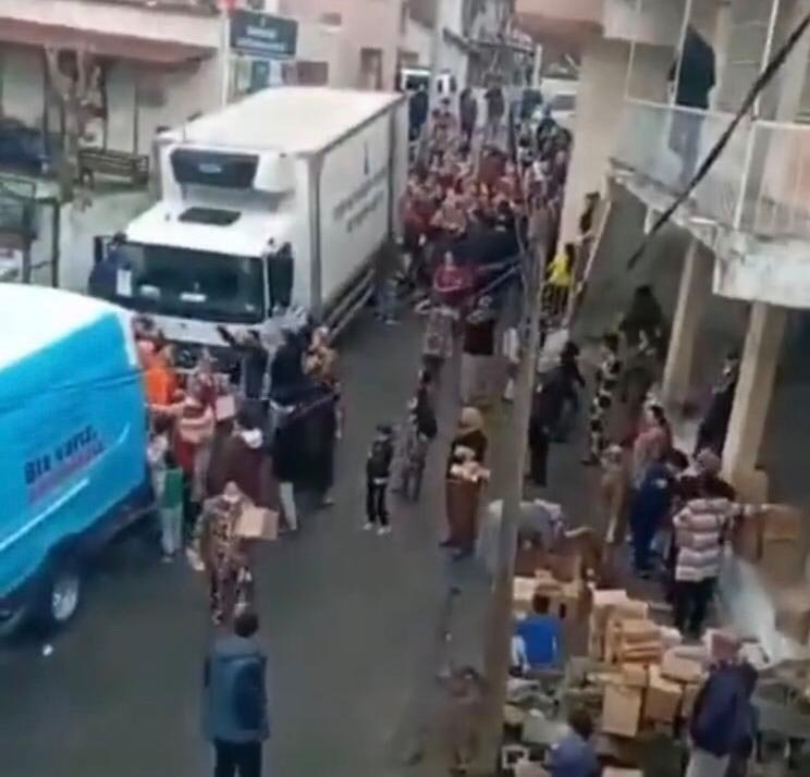 İzmir'de yardım almak isteyenler koronavirüsü unuttu