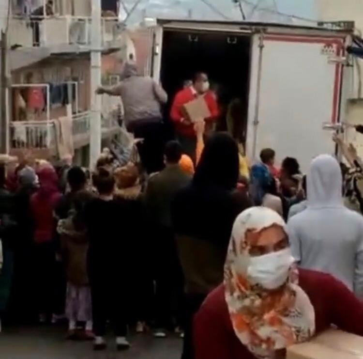 İzmir'de yardım almak isteyenler koronavirüsü unuttu