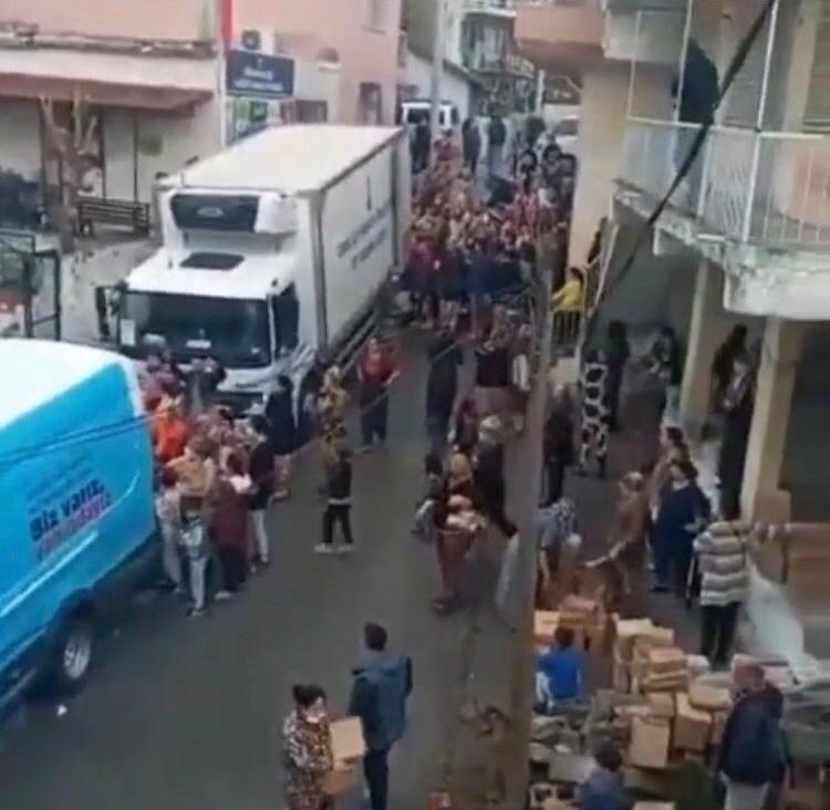 İzmir'de yardım almak isteyenler koronavirüsü unuttu