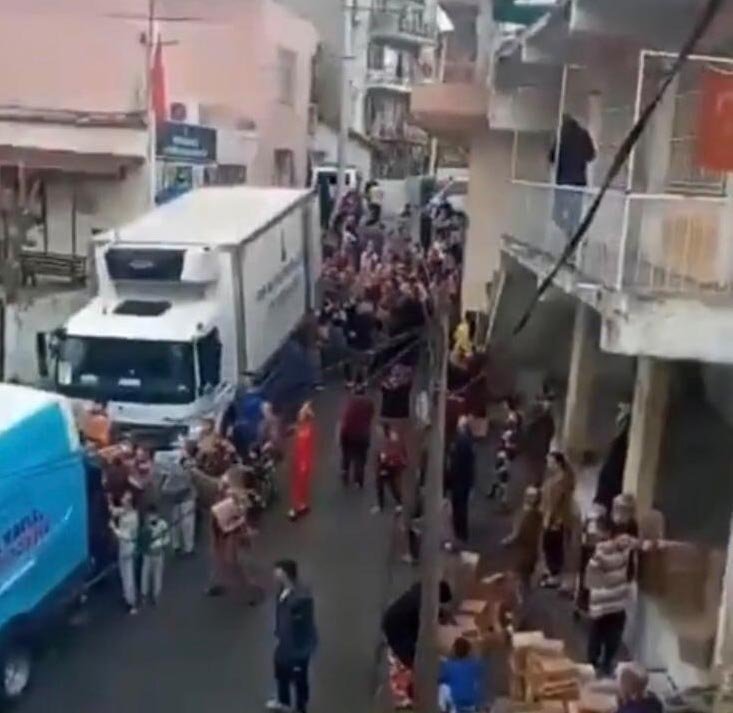 İzmir'de yardım almak isteyenler koronavirüsü unuttu