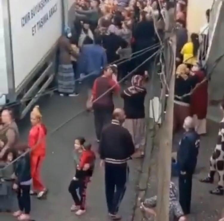 İzmir'de yardım almak isteyenler koronavirüsü unuttu