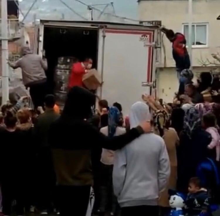 İzmir'de yardım almak isteyenler koronavirüsü unuttu