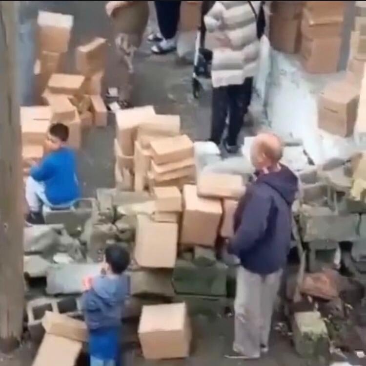 İzmir'de yardım almak isteyenler koronavirüsü unuttu