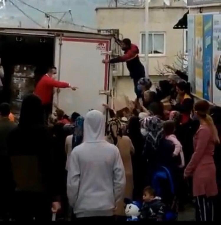 İzmir'de yardım almak isteyenler koronavirüsü unuttu