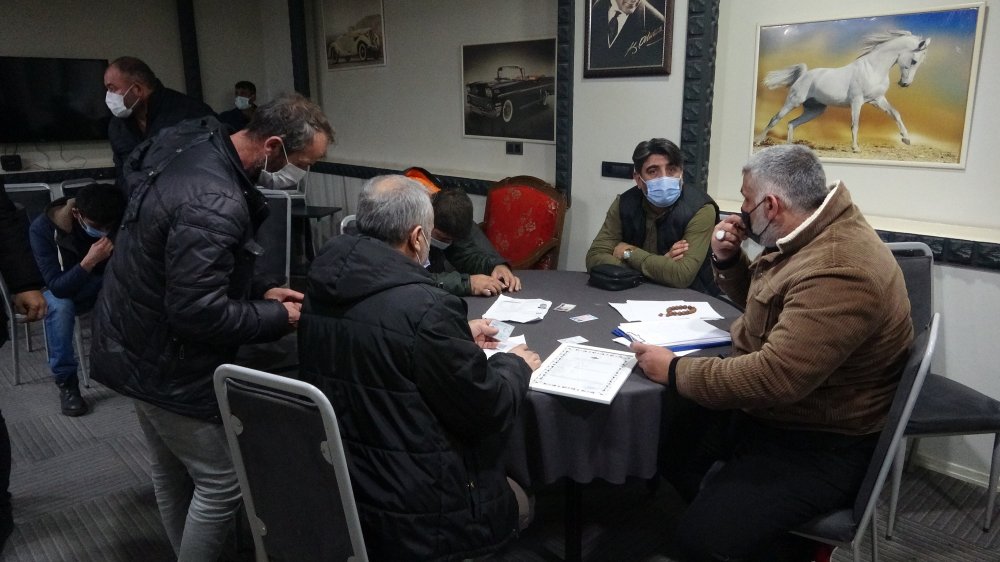 Kapalı olması gereken kahveye polis baskını: 17 kişiye 53 bin TL ceza