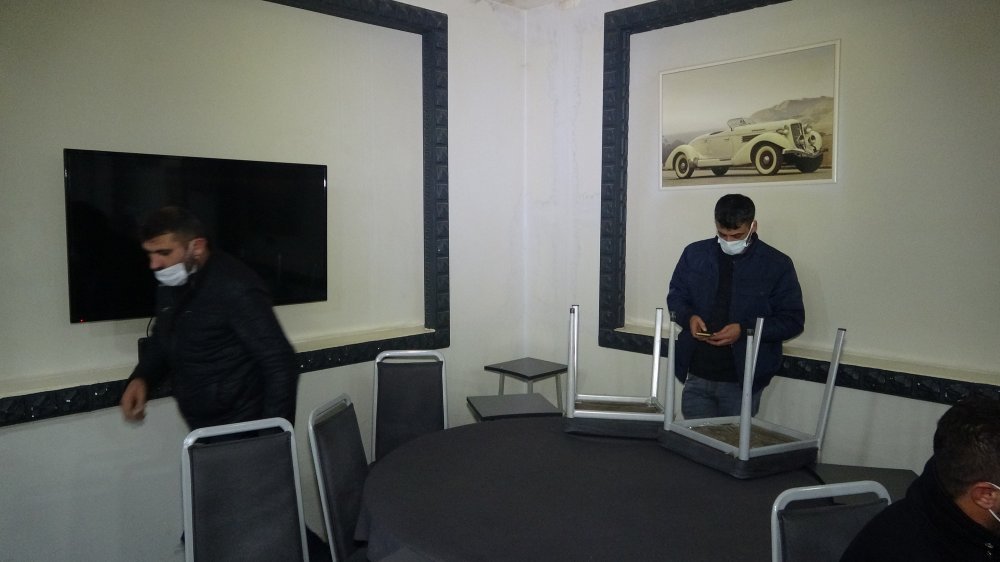 Kapalı olması gereken kahveye polis baskını: 17 kişiye 53 bin TL ceza