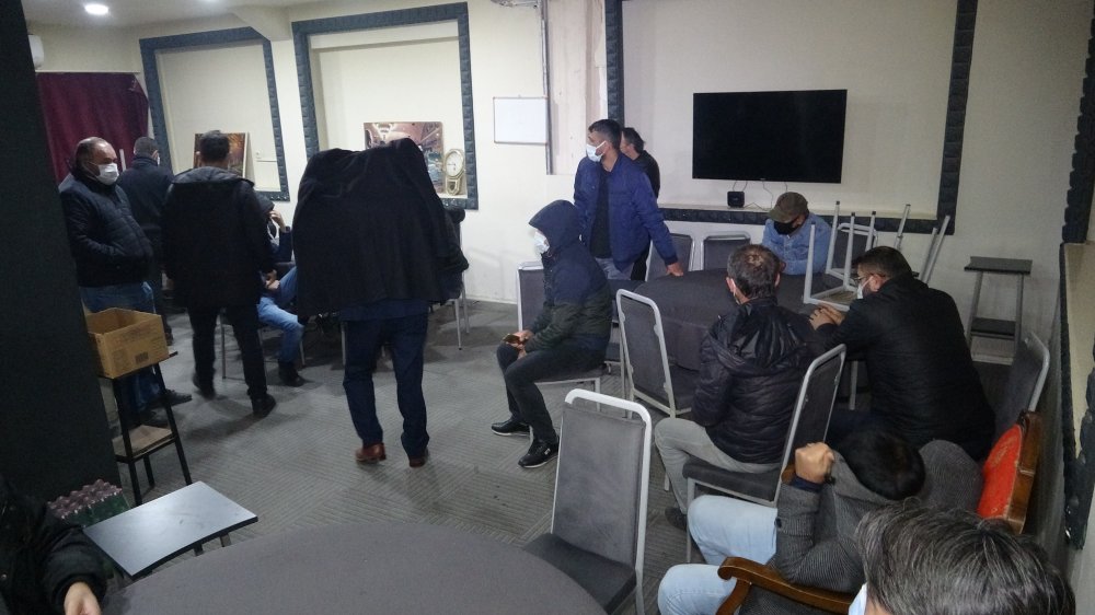 Kapalı olması gereken kahveye polis baskını: 17 kişiye 53 bin TL ceza