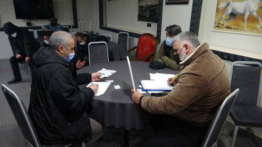 Kapalı olması gereken kahveye polis baskını: 17 kişiye 53 bin TL ceza