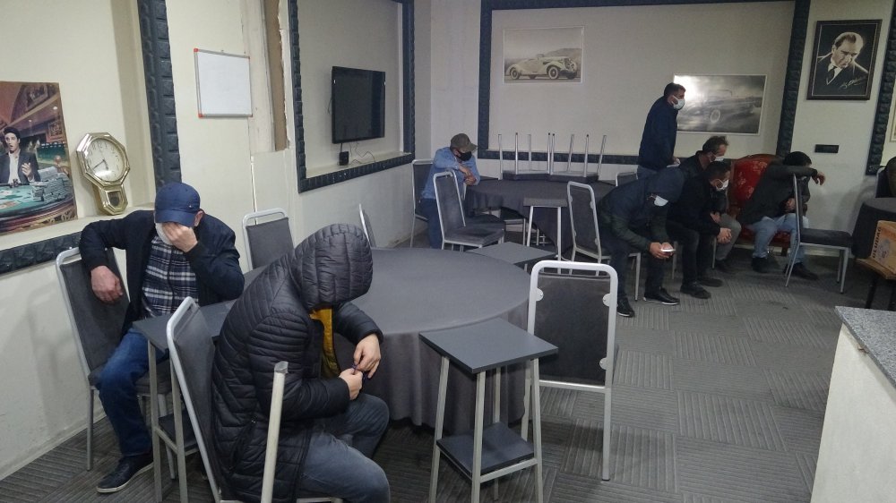 Kapalı olması gereken kahveye polis baskını: 17 kişiye 53 bin TL ceza