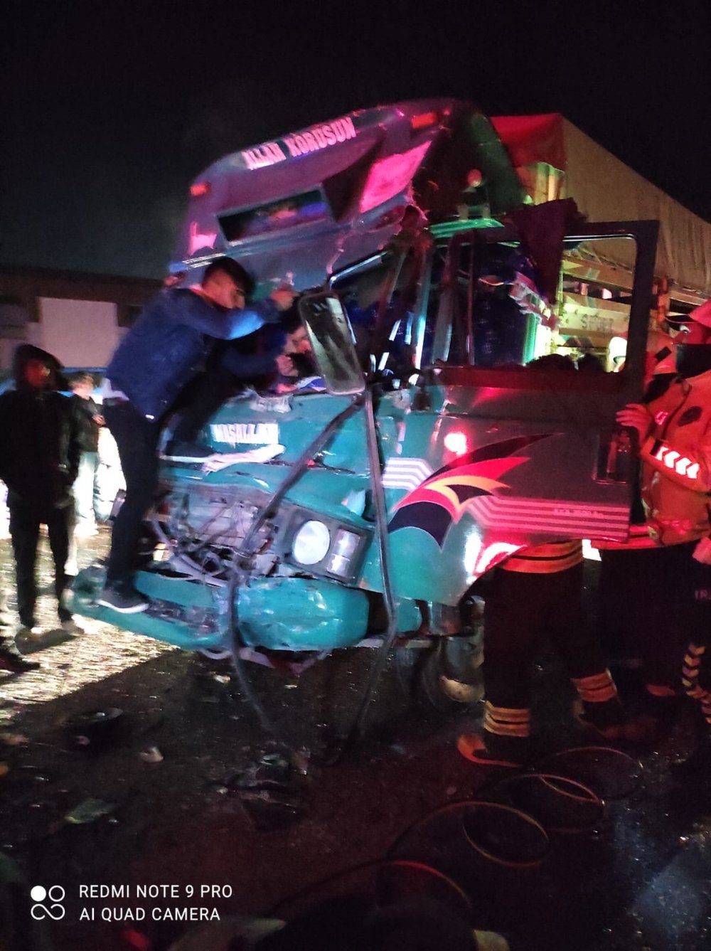 Kırmızı ışıkta bekleyen TIR'a kamyonet çarptı: 1 yaralı