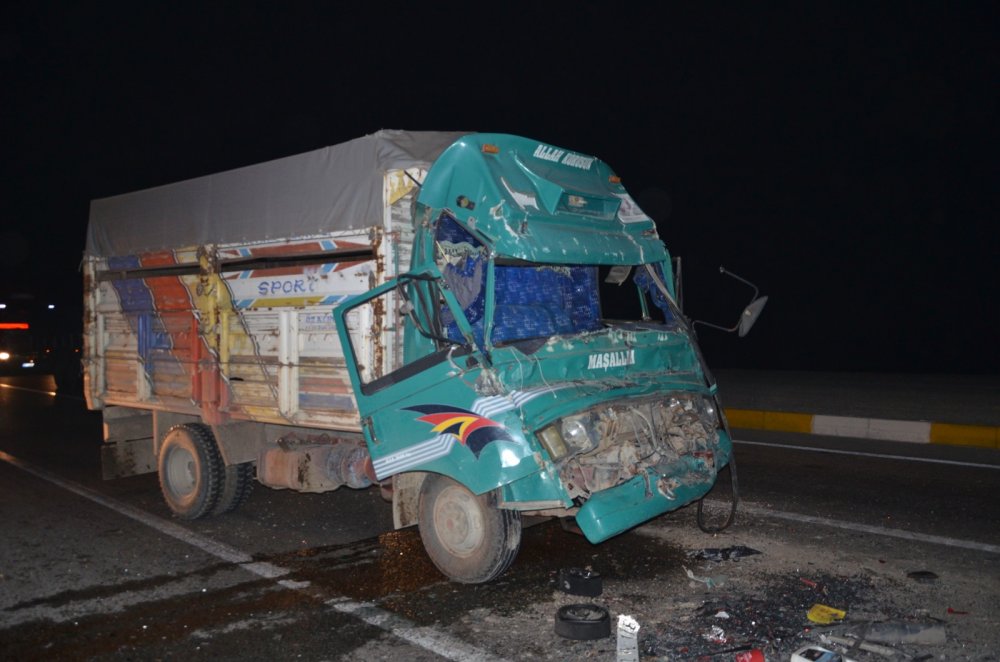 Kırmızı ışıkta bekleyen TIR'a kamyonet çarptı: 1 yaralı